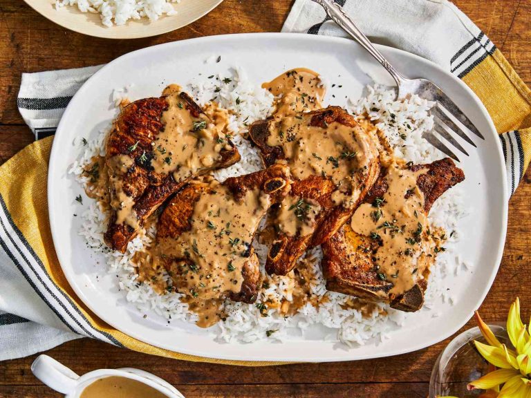 Pork Chops in Brown Gravy: A Flavorful Tradition with a Healthy Twist