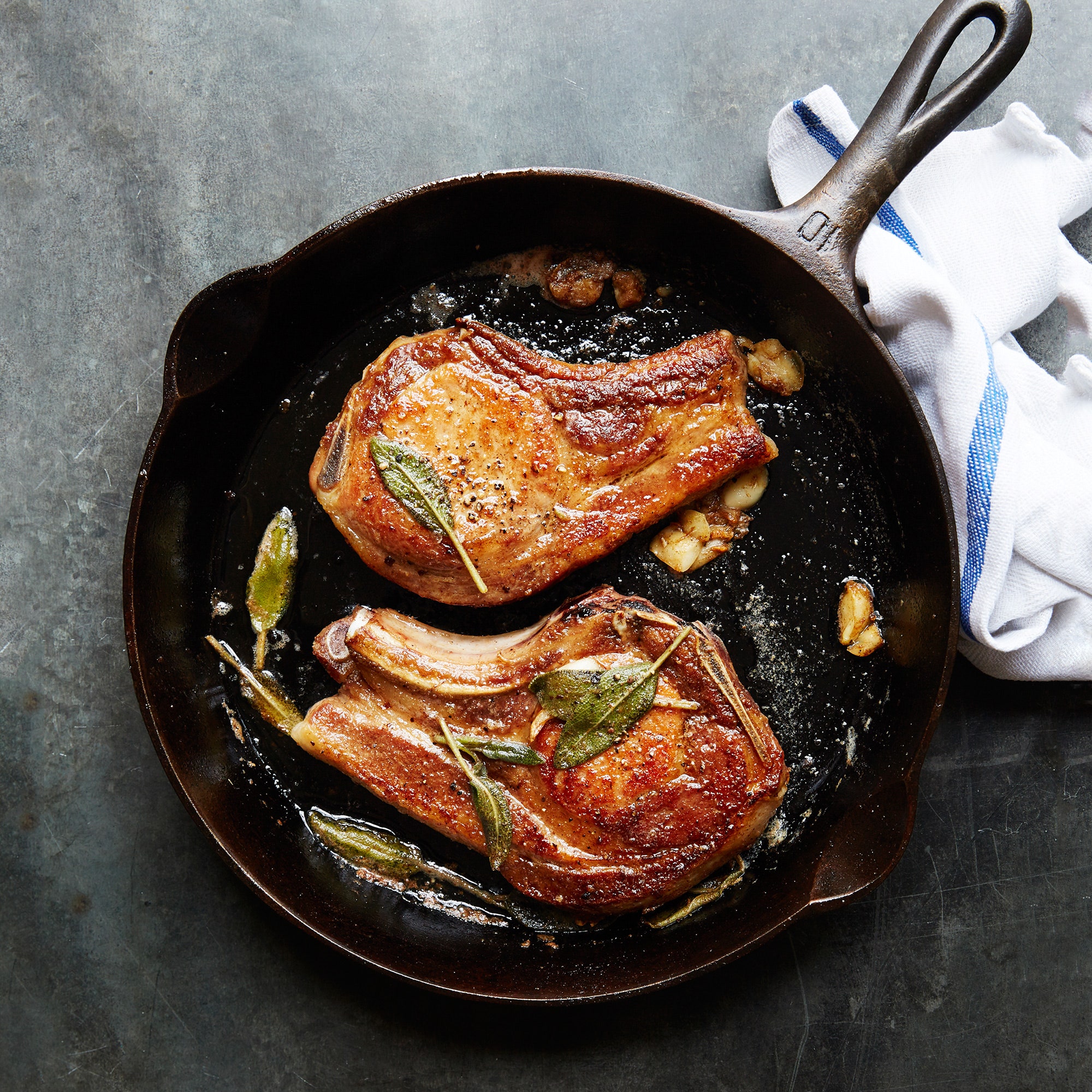 Skillet Pepper And Garlic Pork Chops Recipe with Nutritional Benefits & Serving Tips