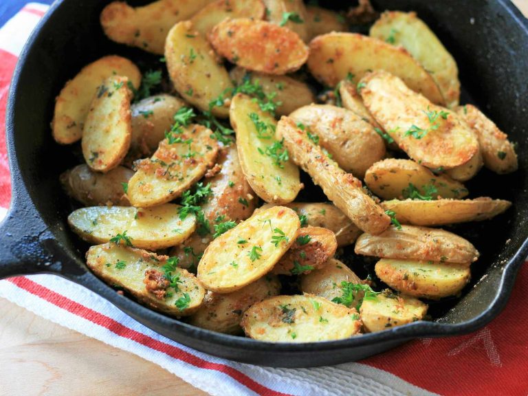 Roasted Garlic Parmesan Fingerling Potatoes Recipe: Crispy & Flavorful Side Dish