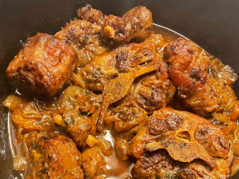 Braised Oxtails in Red Wine Sauce: Recipe, Wine Pairings, and Nutritional Benefits