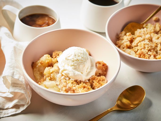 Apple Oatmeal Crisp: A Classic Dessert Recipe with Nutritional Benefits and Easy Instructions