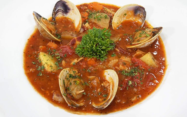 Manhattan Clam Chowder: A Flavorful Tomato-Based Seafood Delight