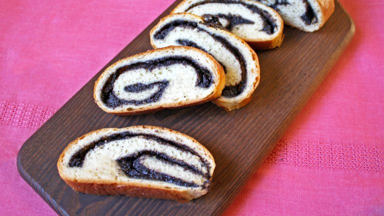 Old World Poppy Seed Roll: Discover the Rich Heritage and Health Benefits