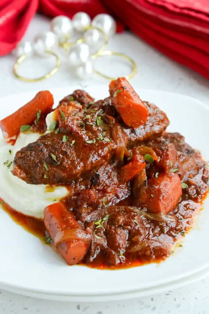 Swiss Steak and Onion: Recipe, Side Dishes, and Wine Pairings