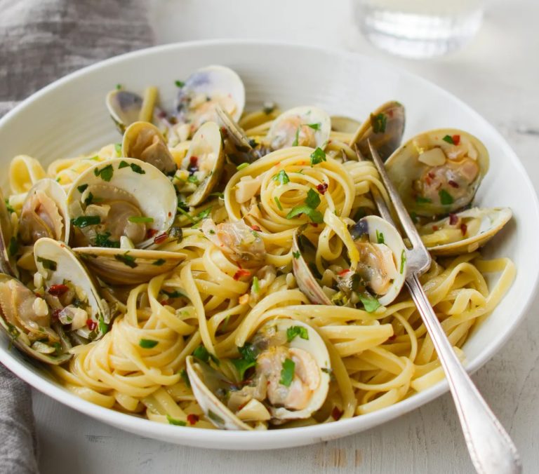 Linguine With White Clam Sauce: History, Recipe, Variations, and Pairings