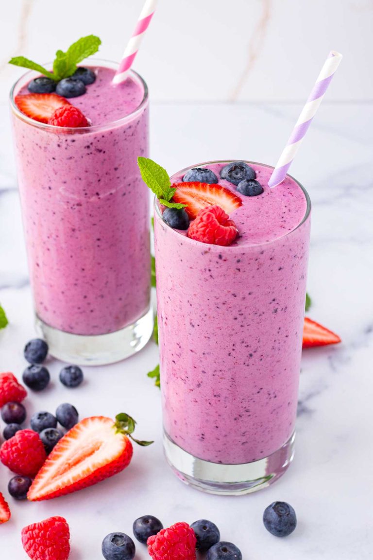 Berry and Yogurt Breakfast Smoothie: Benefits and Recipe