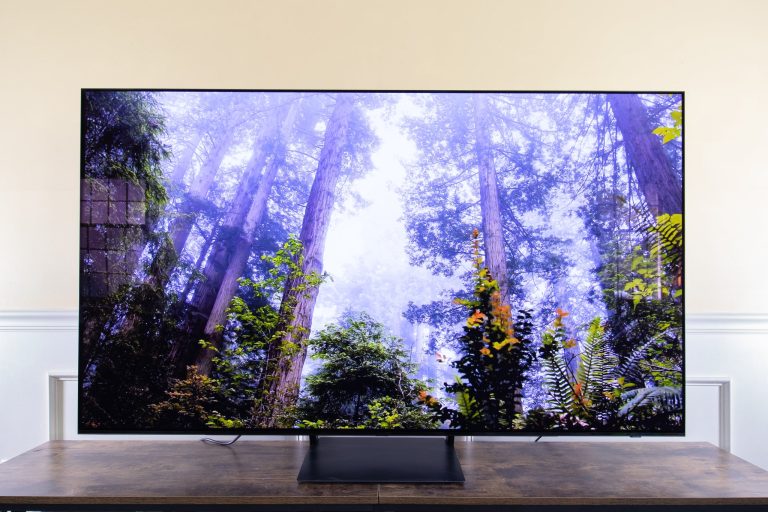 9 Best Televisions for Bright Rooms with Top Features and Tips